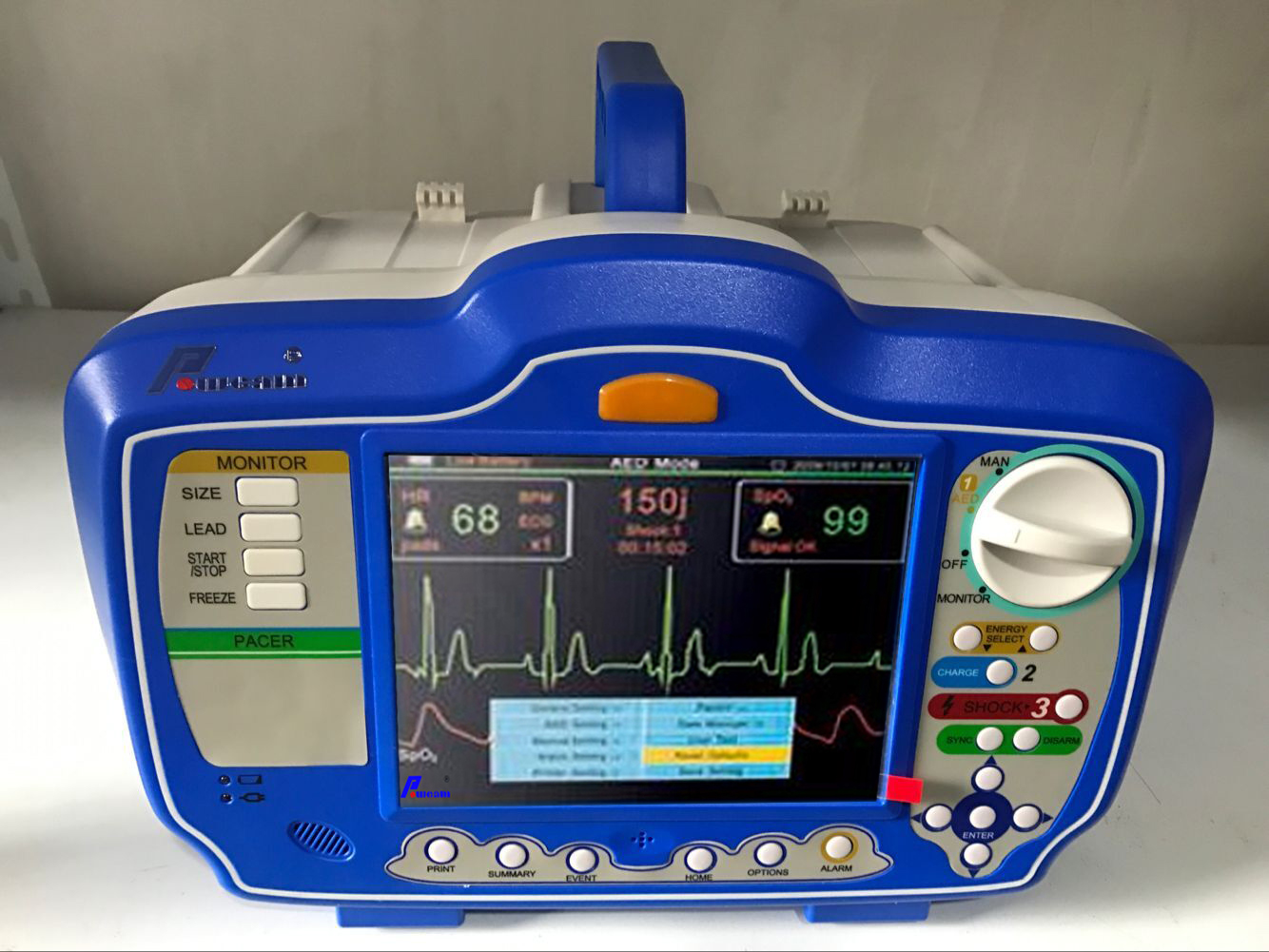 Defibrillator mit einem Monitor im Krankenhaus